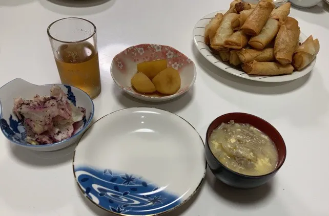 Snapdishの料理写真:晩御飯(*´ー｀*)☆春巻き（２８本）☆キャベツのゆかり和え☆じゃが芋の甘辛煮☆キャベツとえのきのかき卵汁|Saharaさん