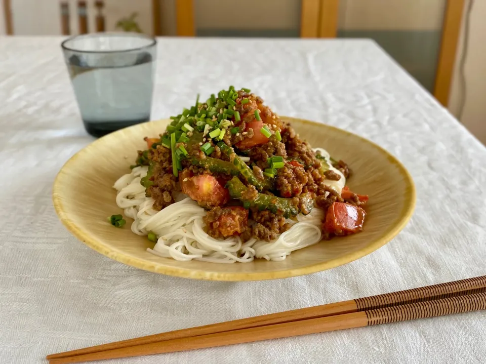 ねこくま食堂さんのゴーヤーとトマトの旨辛坦々素麺 #楽天レシピ|楽天レシピさん