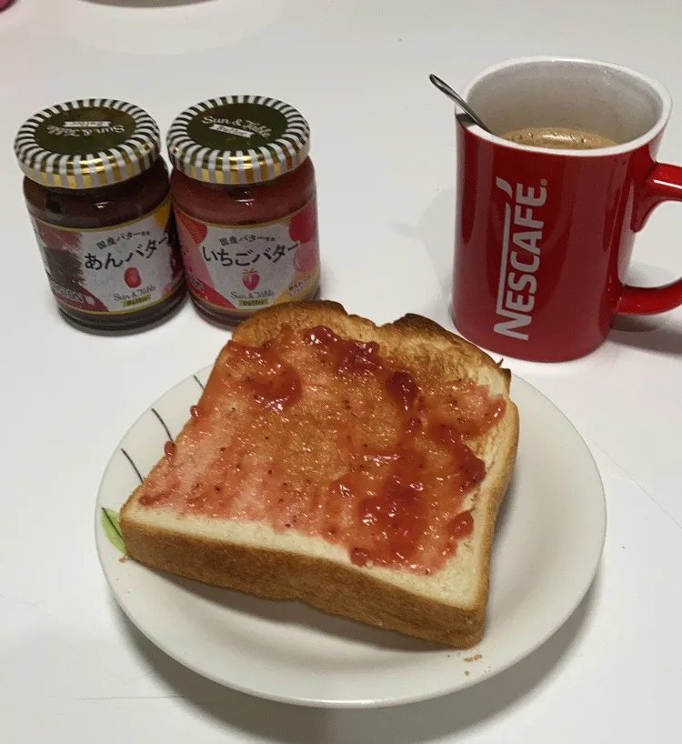 Snapdishの料理写真:早速頂きました。これが早く食べたくて、昨日朝から子供達で近所のスーパーに食パンを買いに行ってきました😅バターと書いてあるけど、いちごの甘酸っぱさもあり、ジャム程甘すぎず。美味しい(*´ー｀*)|Saharaさん