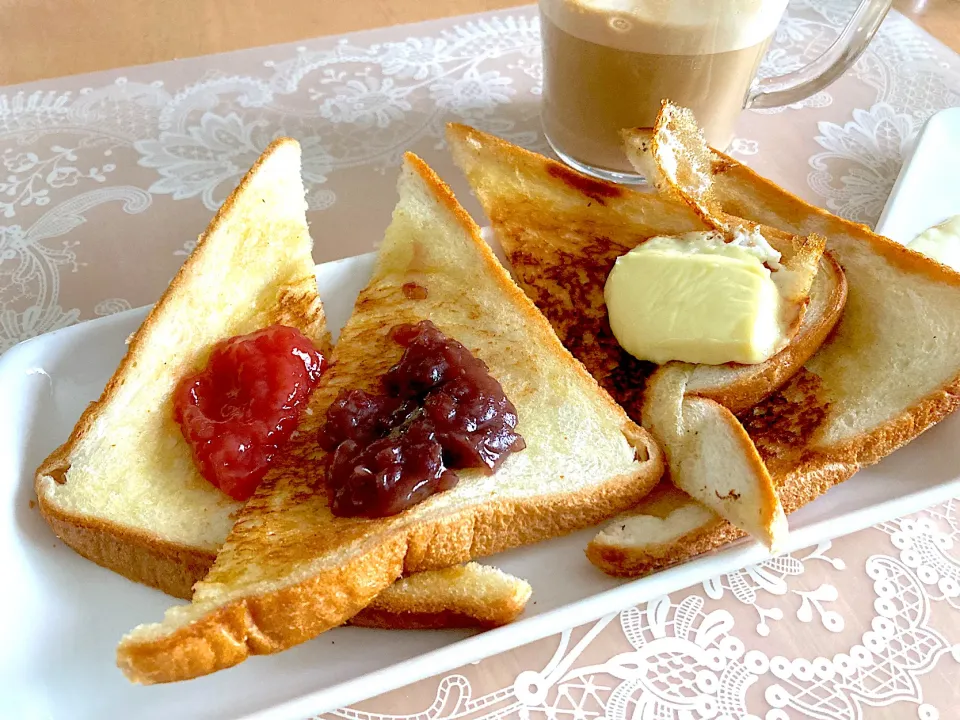 Snapdishの料理写真:あんバターといちごバターの甘いbreakfast|キーナさん