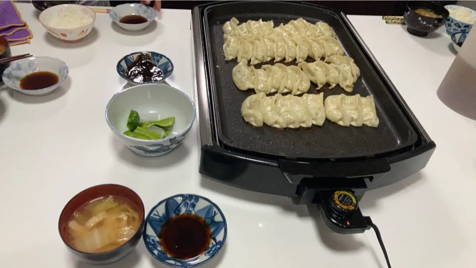 餃子パーティー(*´ー｀*)☆雪松の餃子（７２個）☆パリピ（パリパリピーマン）☆みそ汁（白菜、揚げ）☆〆に焼きうどん|Saharaさん