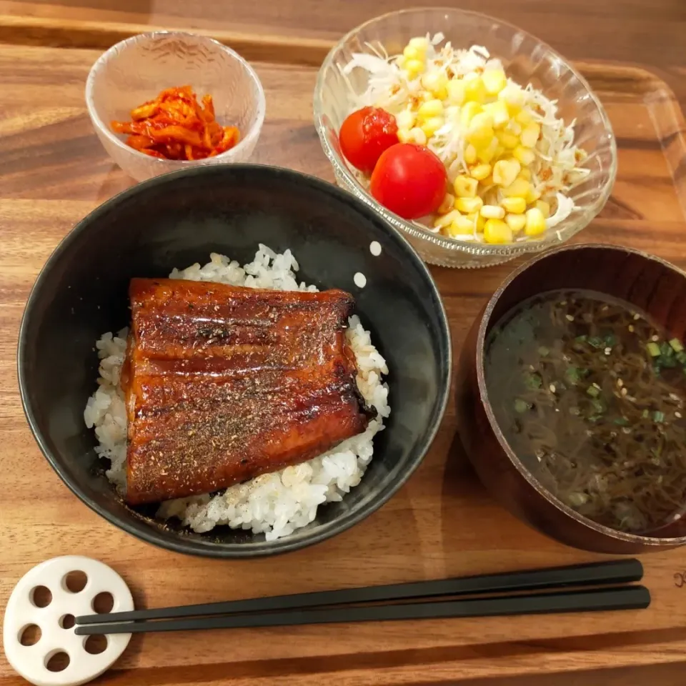 うなぎ蒲焼丼
サラダ
もずくスープ
切り干し大根のキムチ|うりさん