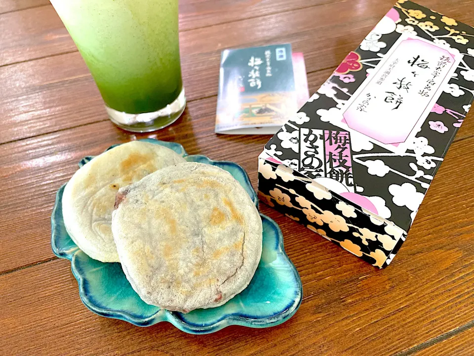 頂いた梅枝餅とセパレート抹茶ラテ|n_nさん