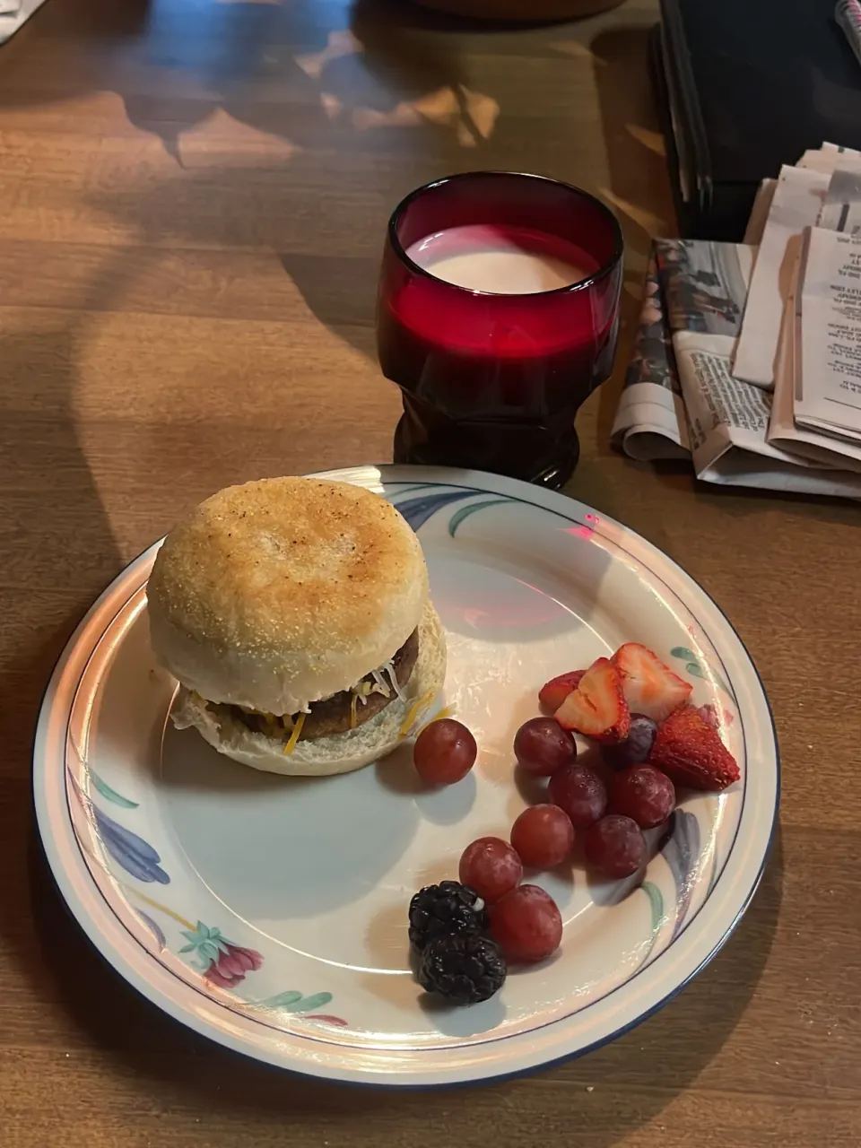 English muffin with sausage,egg, and cheese|suさん