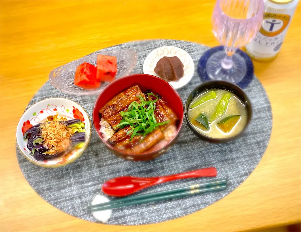 Snapdishの料理写真:土用の丑の日　鰻丼　蒸し茄子　かぼちゃオクラ味噌汁　スイカ　土用餅|nana 🍅さん