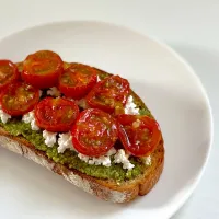 Snapdishの料理写真:Roasted Tomatoes, Cottage Cheese and Pesto on Toast|Ritaさん