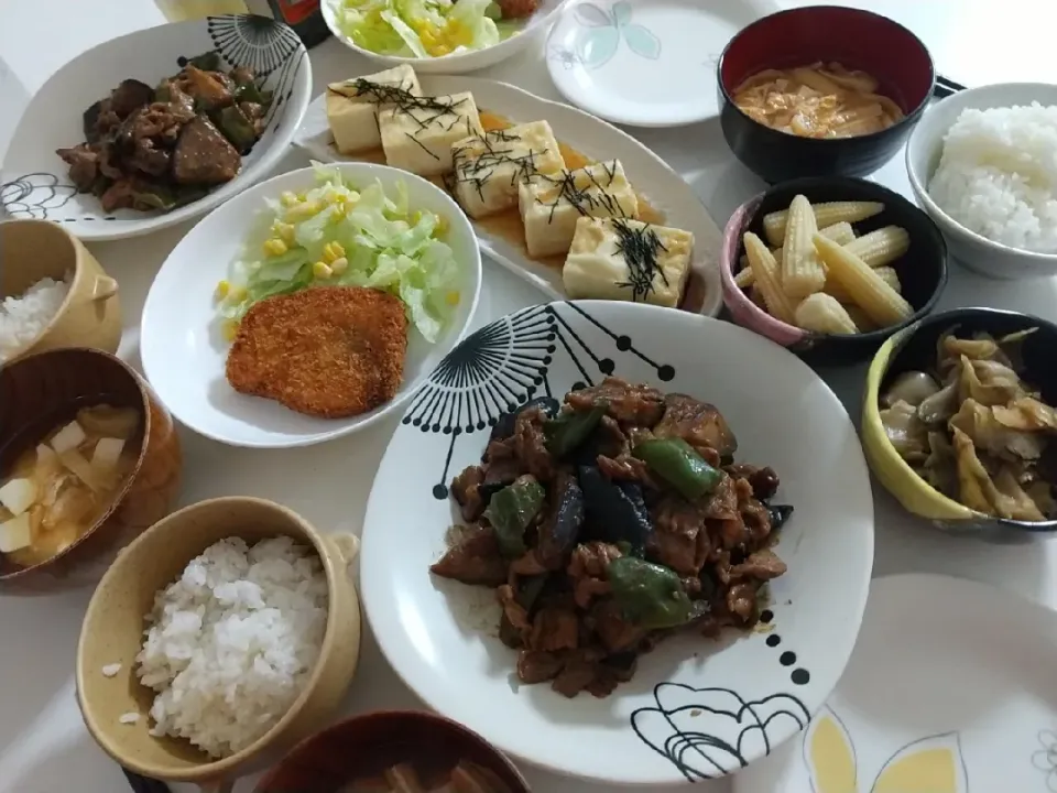 夕食(*^^*)
茄子とピーマンと豚肉の甘みそ炒め
カジキのフライ&サラダ🥗
揚げ出し豆腐
ヤングコーン漬け物
ザーサイ
お味噌汁(油揚げ、豆腐、卵)|プリン☆さん