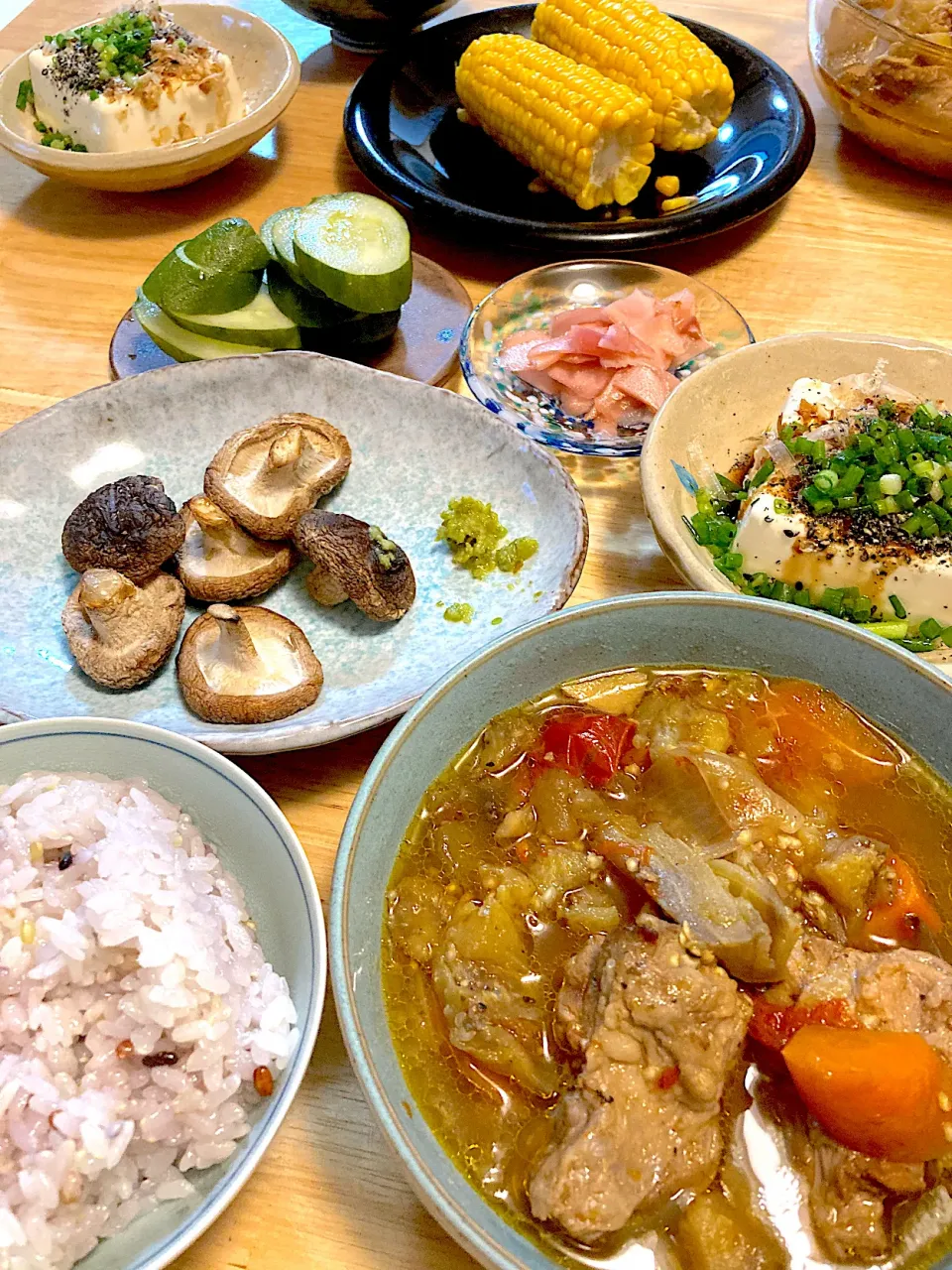 昨日の晩御飯( ´͈ ᗨ `͈ )◞♡⃛おうちシェフProでスペアリブのトマト煮込み、焼き椎茸柚子胡椒で、冷奴、胡瓜の糠漬け、自家製ガリ、とうもろこし、雑穀米ご飯🍚|さくたえさん