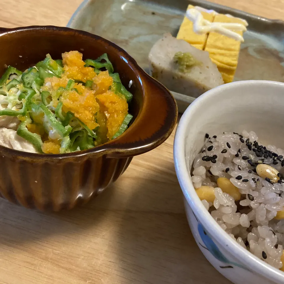 朝ご飯♡豆ご飯、ササミとオクラの人参ドレッシングサラダ、卵焼きマヨ、鯛の天ぷらかぼす胡椒で|さくたえさん