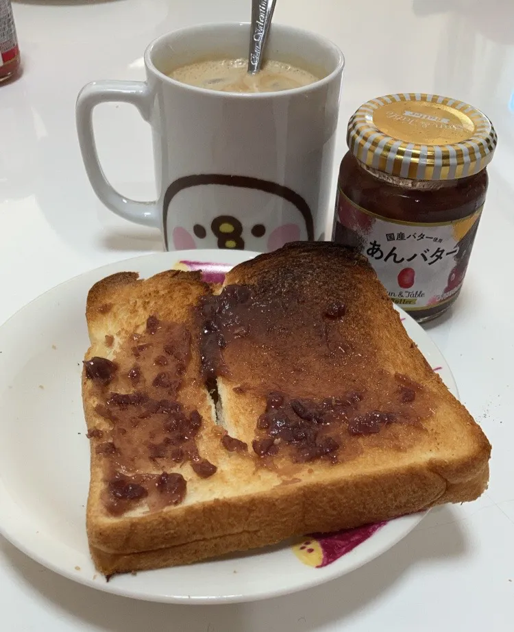 Snapdishの料理写真:今日は、あんバターで。こちらも、優しい甘さ。柔らかさは、こし餡に近いかな。|Saharaさん