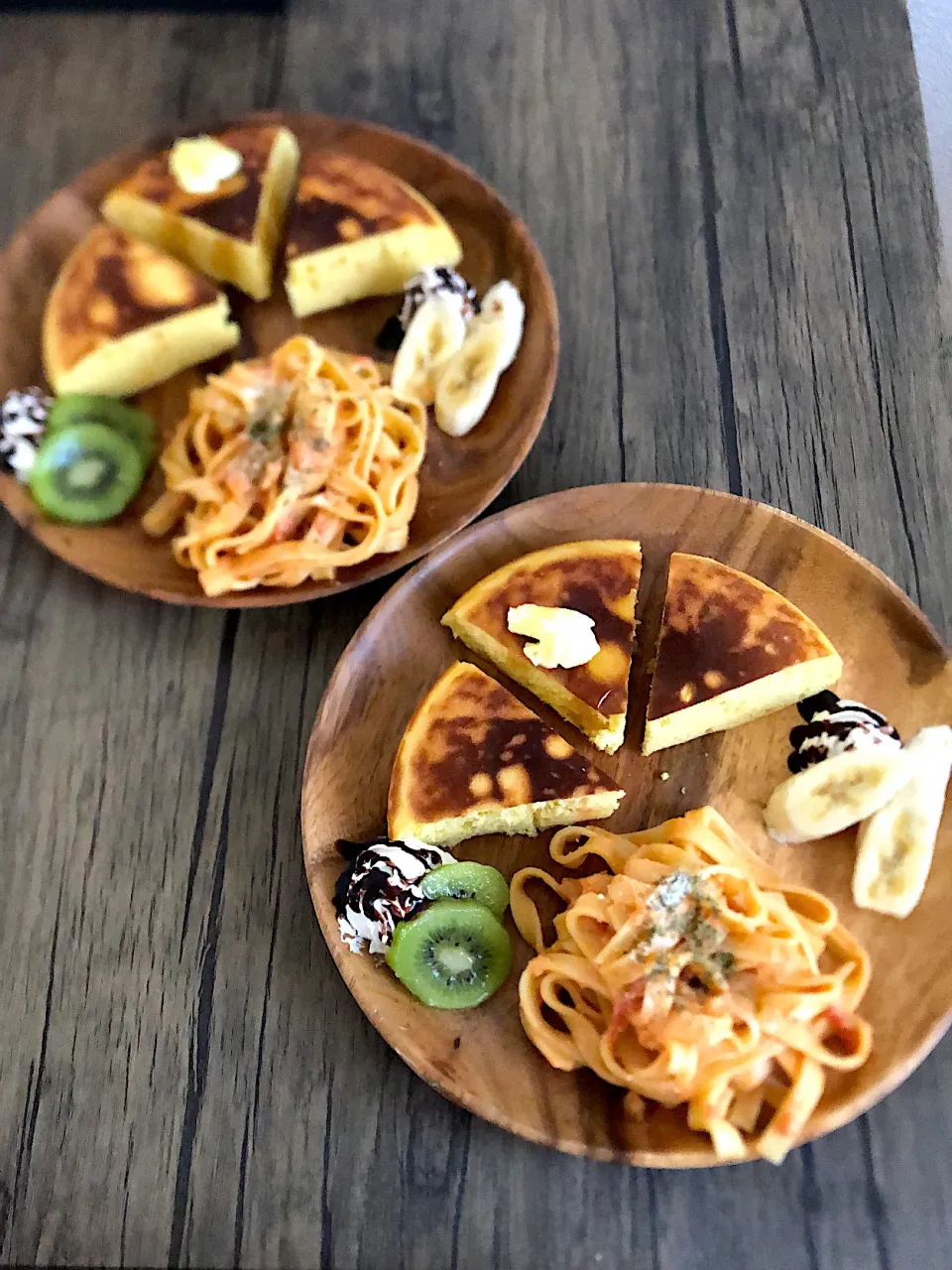 Snapdishの料理写真:カフェ風朝ごはん　炊飯器パンケーキ　トマトクリームパスタ|そのみさん