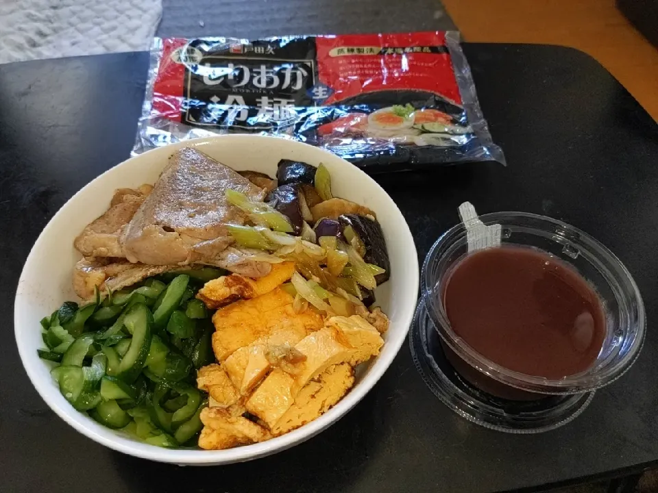 夜勤明け盛岡冷麺！トッピングは自作（豚しゃぶロース肉・昨日のだし巻き卵焼残り・胡瓜と揚げ茄子は生姜酢醤油和え）|Tarou  Masayukiさん