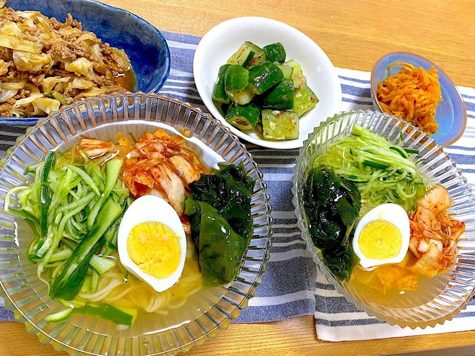 祖父のきゅうりで韓国冷麺🥒夏に美味しいー！🏄‍♀️、きゅうりの梅おかか、にんじんラペ🥕|1614さん