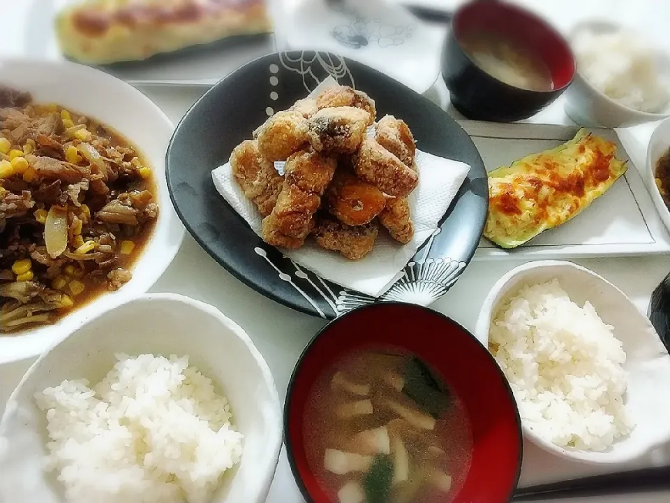 夕食(*^^*)
牛肉と玉ねぎとコーン炒め
サバの唐揚げ
ズッキーニツナマヨチーズのボート焼き
コンソメスープ(玉ねぎ、ベーコン、しめじ)|プリン☆さん