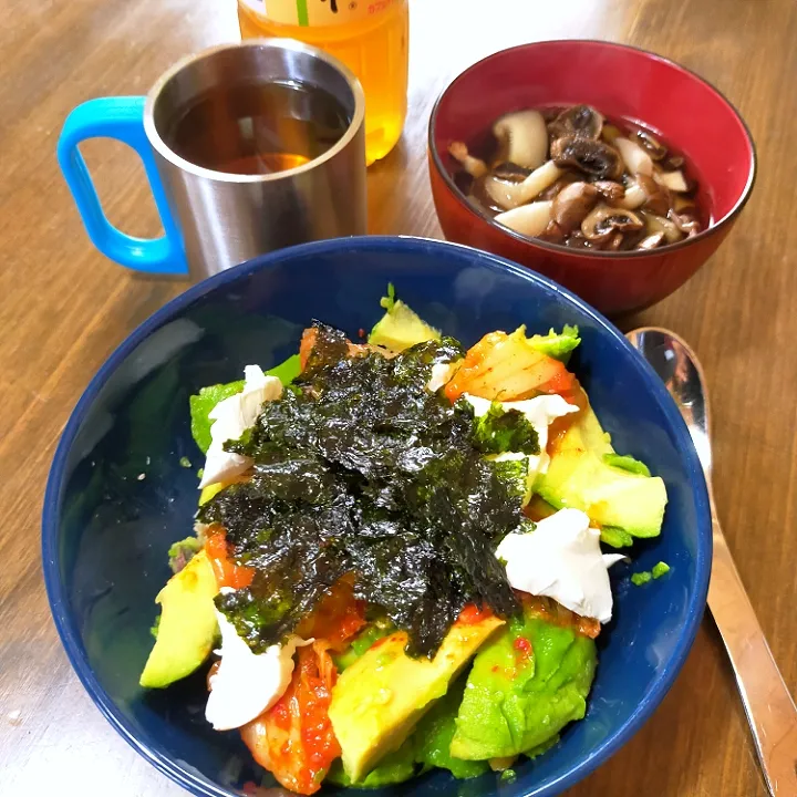 Snapdishの料理写真:7/24昼、アボカド1個使った丼
613kcal|ぴらさん