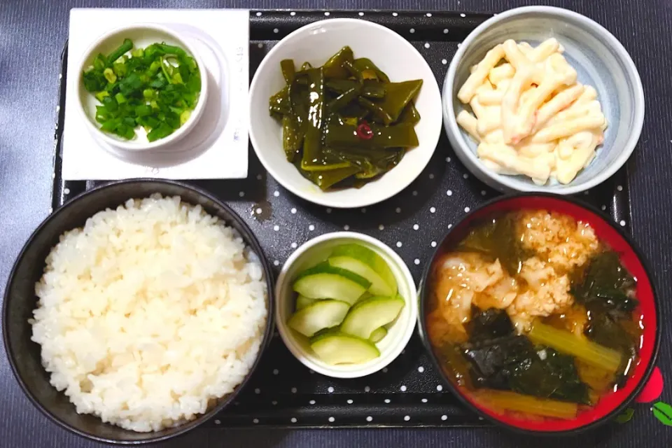 今日の朝ご飯（栃木県産コシヒカリにマカロニサラダ、茎わかめ煮、納豆、江戸菜（小松菜）とハナビラタケのみそ汁、はぐら瓜の漬物）|Mars＠釜飯作り研究中さん