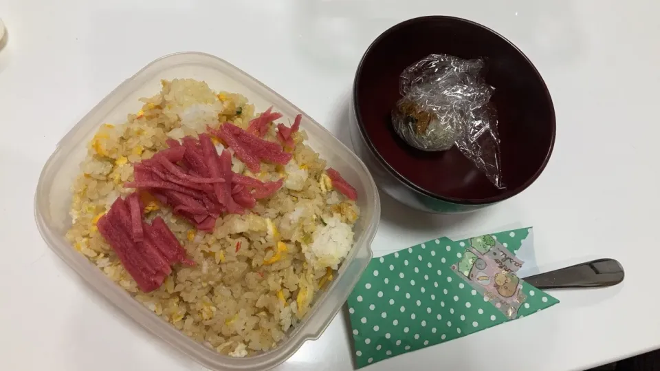 Snapdishの料理写真:パパ弁。☆カニ炒飯☆みそ玉☆自家製紅生姜|Saharaさん