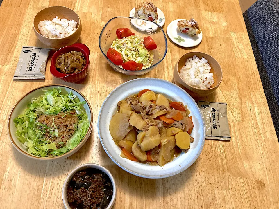 肉じゃが、麻婆春雨レタス、ツナサラダ、蕎麦茶がらand大豆ミンチの茄子味噌炒め、雑穀米ご飯→最後はお茶漬けに、生姜のきんぴら、頂いた風月の変わったシュークリーム♡|さくたえさん