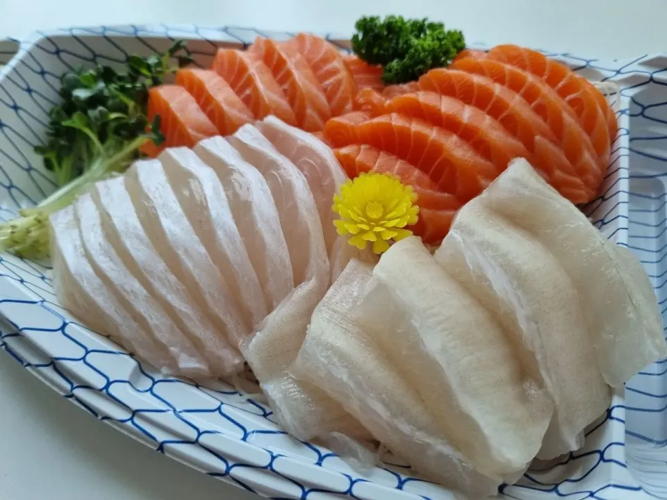 Snapdishの料理写真:supermarket sashimi|steven z.y.さん