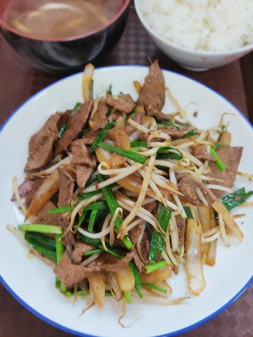 そばとみそ汁の店あかの

お店の名前に「そば」と「みそ汁」が入っているのに、レバニラ炒めを注文してしまいました。
スープはみそ汁ではなく、沖縄にありがちな沖縄そば。
一口すすると「出汁うまっ！」なカツオ風味強めの味。
次に来る時はそばだな。|Rピージャーさん