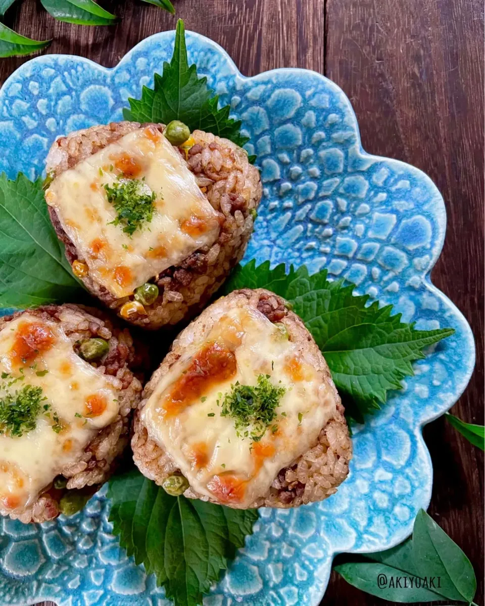 Snapdishの料理写真:チーズカレー焼きおにぎり|Akiyoෆ¨̮⑅さん