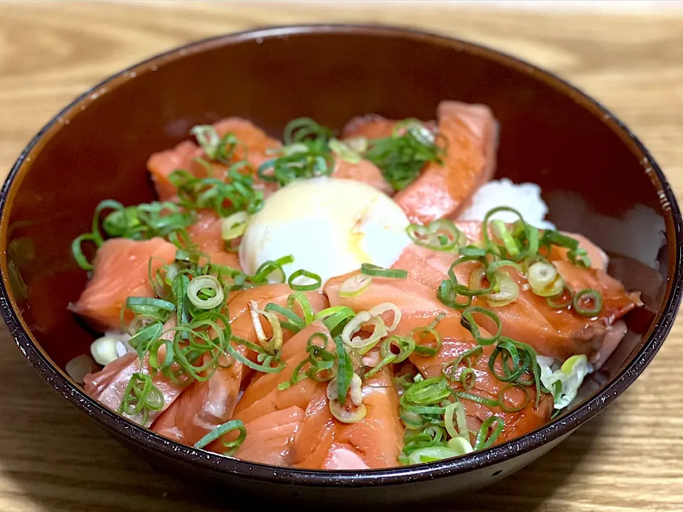 Snapdishの料理写真:☆サーモン丼|まぁたんさん