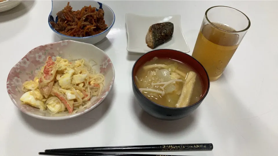 晩御飯(*´ー｀*)☆春雨中華サラダ（カニカマ、玉子、ぽん酢、胡麻油、酢）☆鰆の生姜焼き☆牛肉入りきんぴら炒め☆みそ汁（キャベツ、揚げ、えのき）|Saharaさん