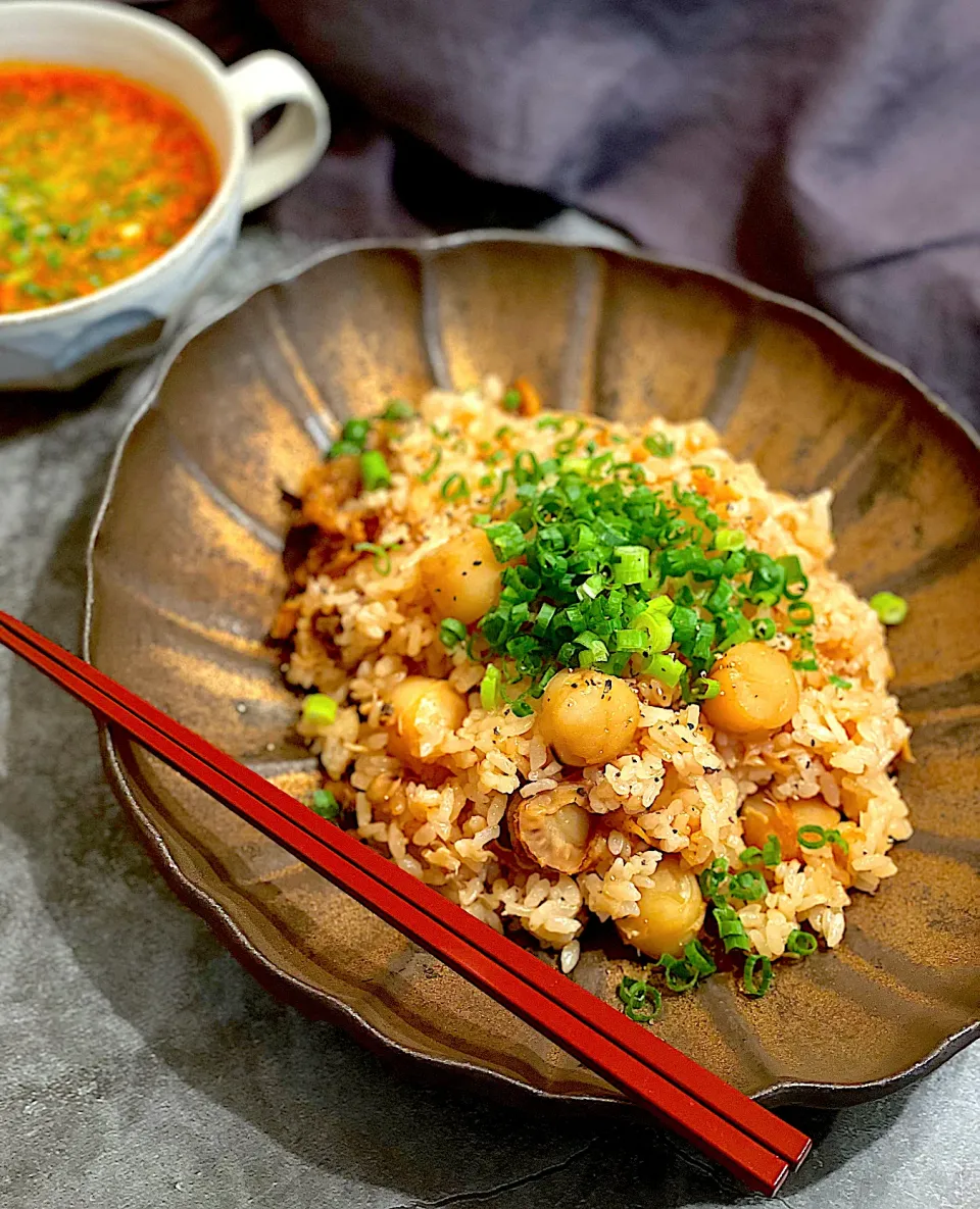 簡単❣️ベビー帆立と帆立の缶詰(ほぐし)の炊き込みご飯🥰ちっさく写ってるスープは豆乳と食べるラー油のスープ。これ訳あり❣️もう全部簡単で美味しいから〜୧(୧ˊ͈ ³ ˋ͈)⋆ೄ|AXさん