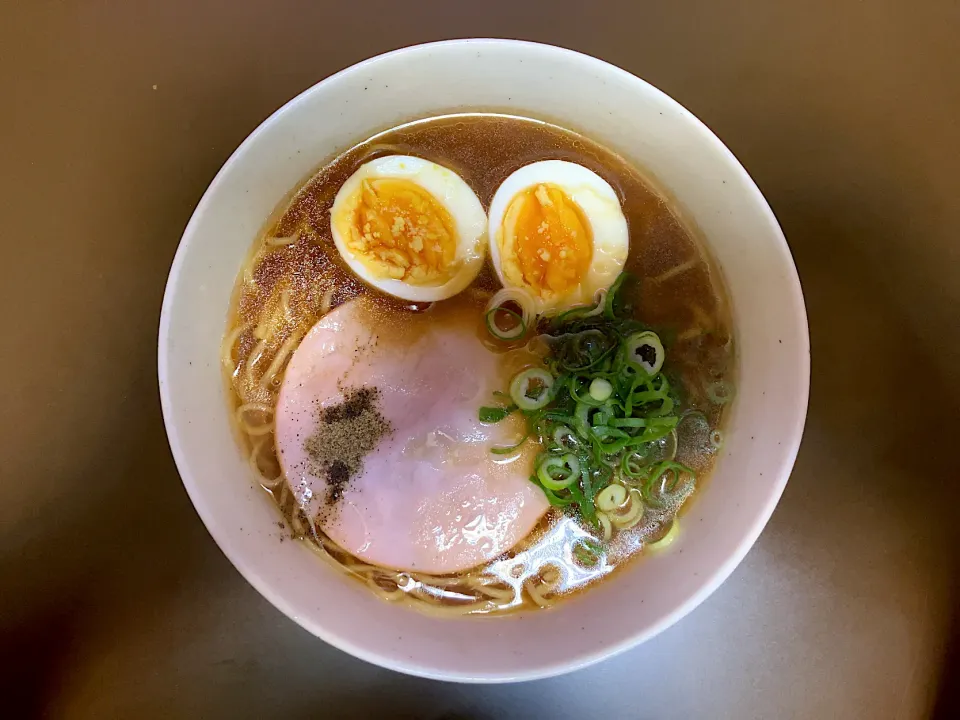 自家製 ラ王醤油ラーメン(玉子•ハム入)|ばーさんさん