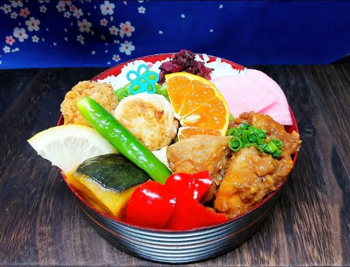 Snapdishの料理写真:鶏尽くし弁当🎶
✳️鶏の味噌炒め
✳️鶏の生姜つくね
✳️鶏のフライ
✳️南瓜の蜂蜜煮
✳️パプリカとシシトウのマリネ|ayaさん