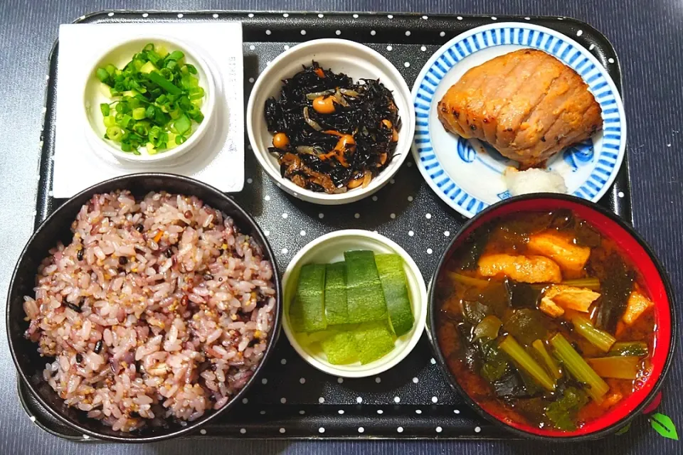 今日の朝ご飯（十六穀ごはんにきはだまぐろ腹身仙台味噌漬、ひじき煮、納豆、江戸菜の赤だしのみそ汁、はぐらうり漬）|Mars＠釜飯作り研究中さん