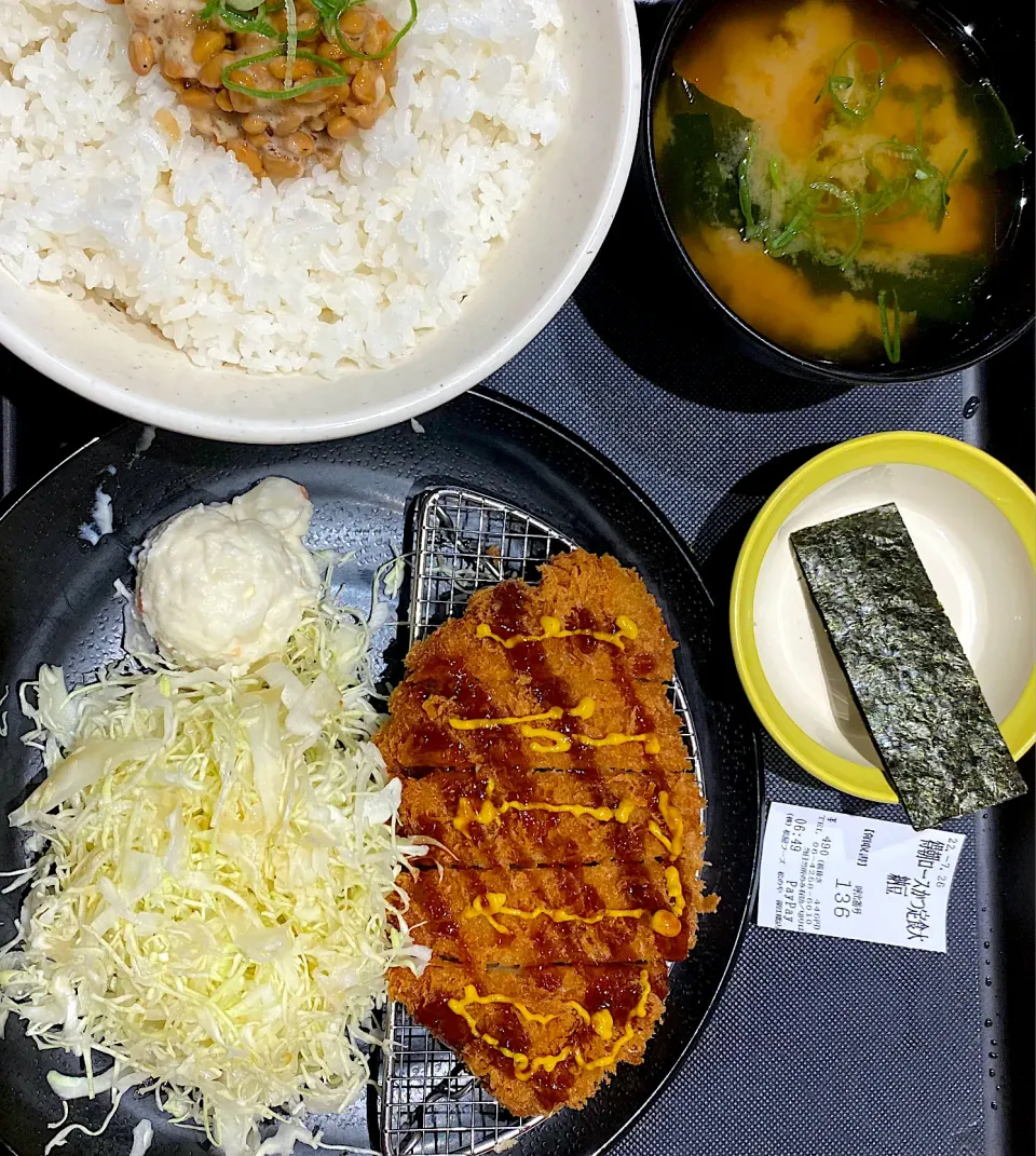 Snapdishの料理写真:得朝ロースカツ定食 490円|すくらんぶるえっぐさん