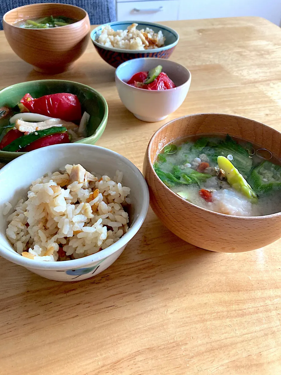 かしわご飯♡アスパラとオクラと乾燥しじみとクコの実のお味噌汁(自家製甘酒とアマニオイルをトッピング)♡トマトときゅうりと竹輪のマリネ|さくたえさん