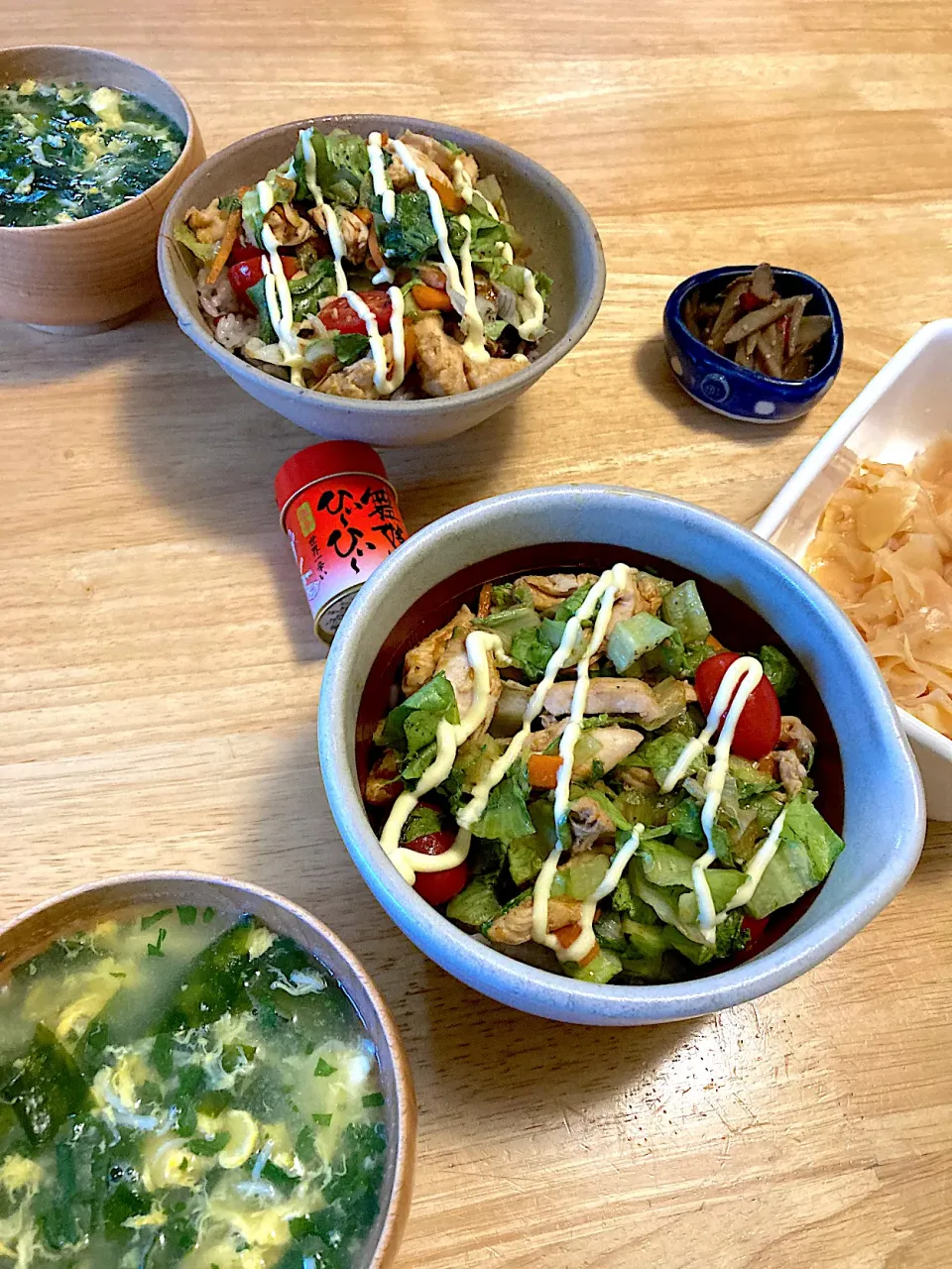 照り焼きチキンとグリーンリーフ丼、卵とワカメのスープ、きんぴらごぼう、自家製ガリ🤤|さくたえさん