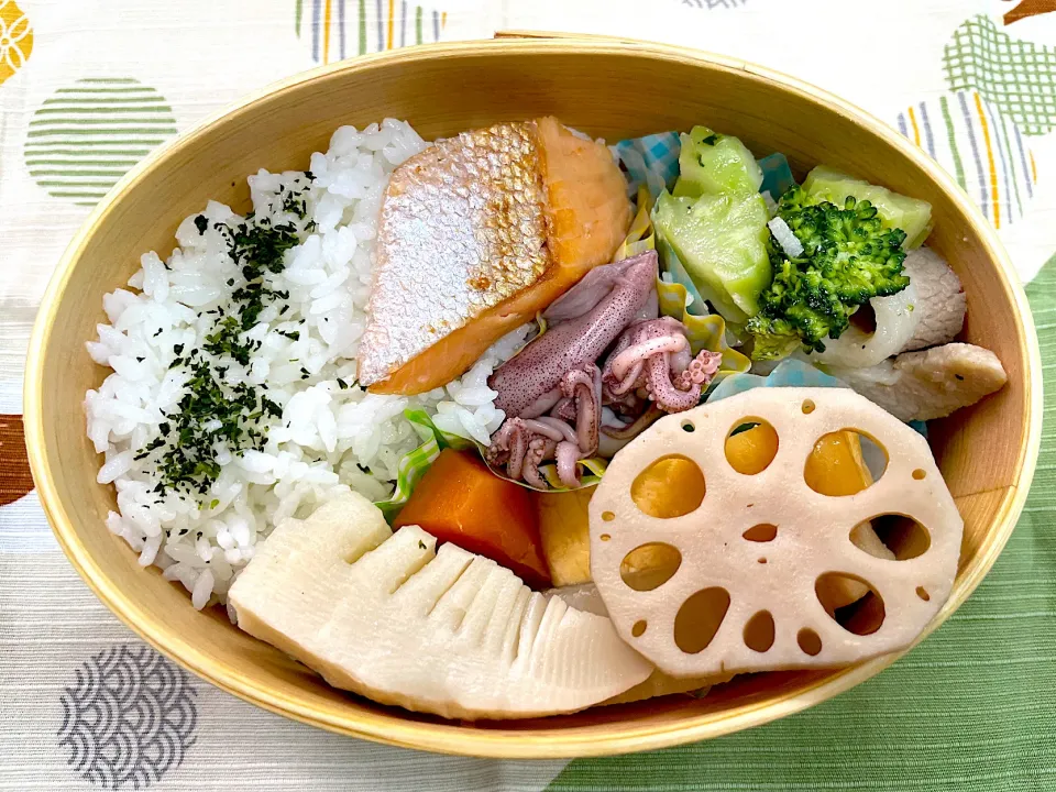 塩シャケ、豚トロ、イカ煮と煮物🍱|なお🅿️さん