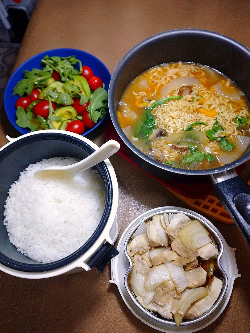 キャンピングカー飯(サラダ、サッポロ一番みそラーメン、白米、白米と一緒に炊いた鶏むね肉と玉ねぎの煮物)|samiさん