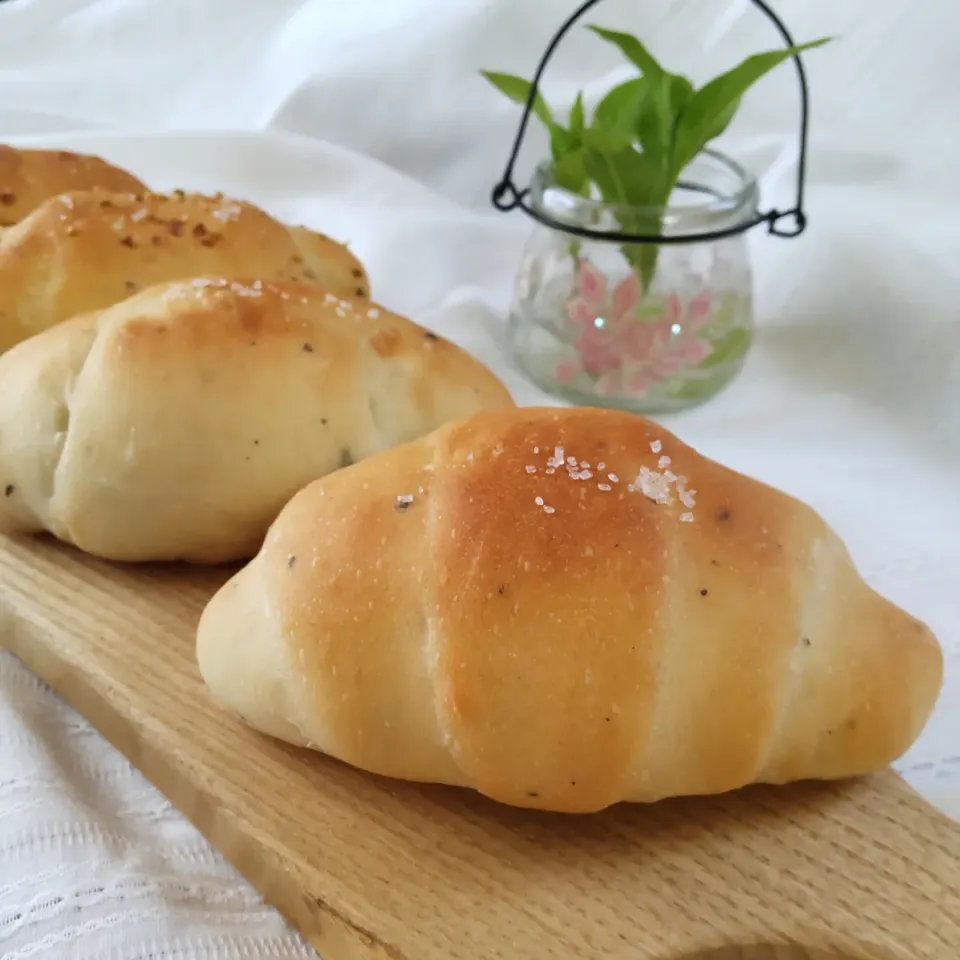 Snapdishの料理写真:藍の塩あんパン🌿🍞|mihoさん