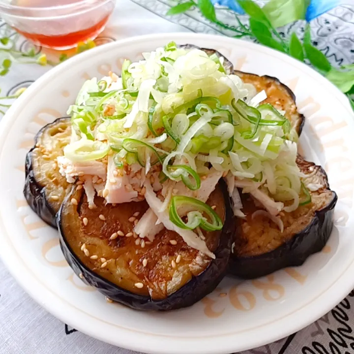 おかちさんの料理🍀
米なすとサラダチキンのごまポン酢かけ|小豆🌼さん