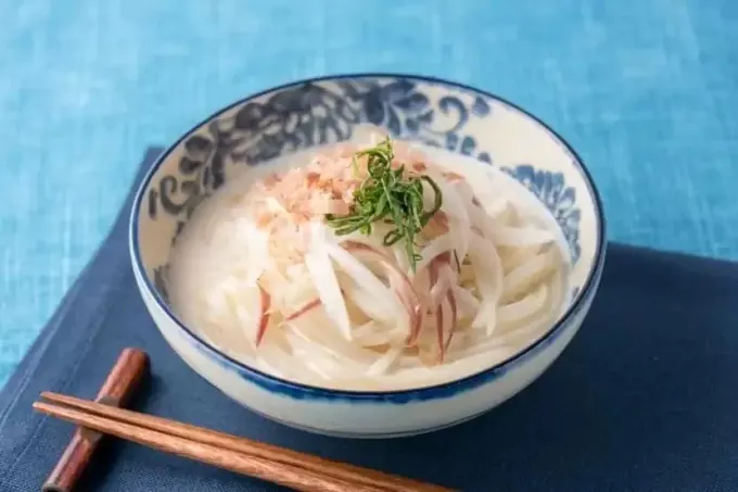 酢玉ねぎとみょうがのサラダうどん|マルコメ キッチンさん