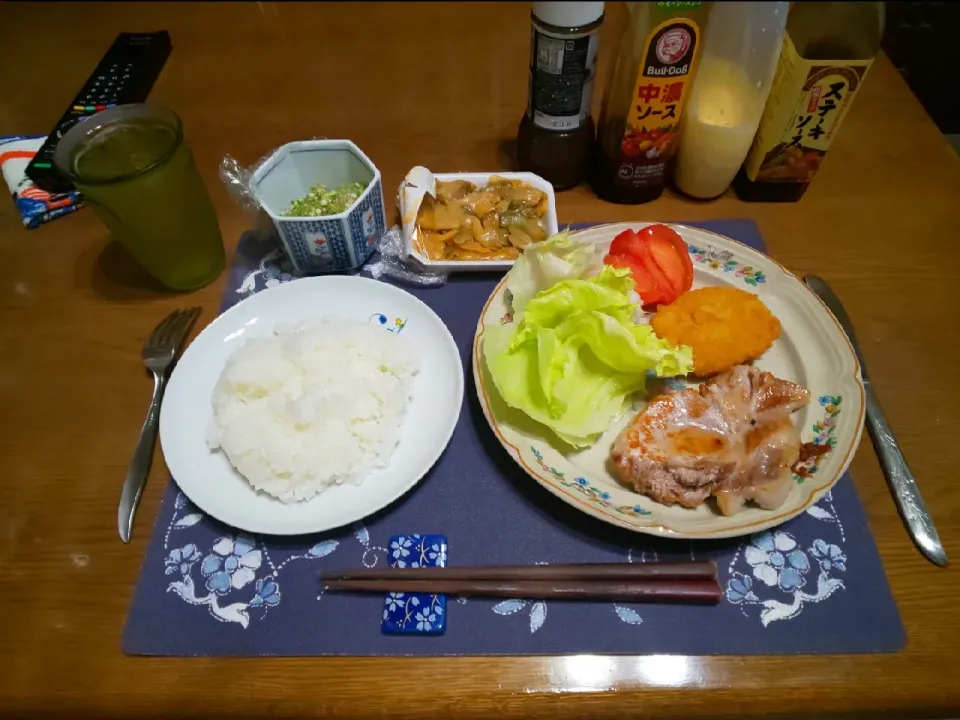 Snapdishの料理写真:ポークステーキプレート(夕飯)|enarinさん