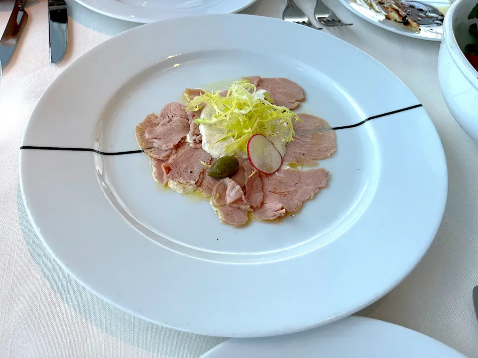 Slow cooked veal with caper berries and truffle sauce|skyblueさん