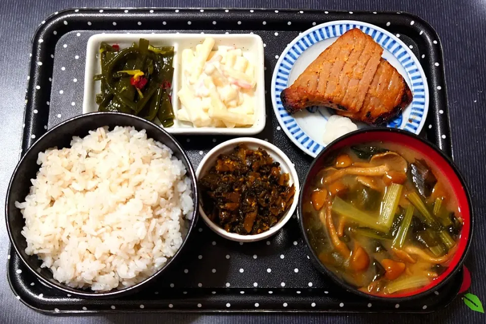 Snapdishの料理写真:今日の朝ご飯（押麦ごはんにきはだまぐろ腹身仙台味噌づくり、マカロニサラダ、茎わかめ煮、江戸菜となめこのみそ汁、明太高菜）|Mars＠釜飯作り研究中さん