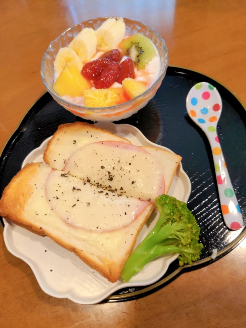 Snapdishの料理写真:本日の旦那さんの朝食☆
珍しく遅出勤。朝から糖質を沢山取ってお仕事頑張ってね♡フルーツヨーグルトにはお手製のいちごソースをかけていただきます。|yuriさん