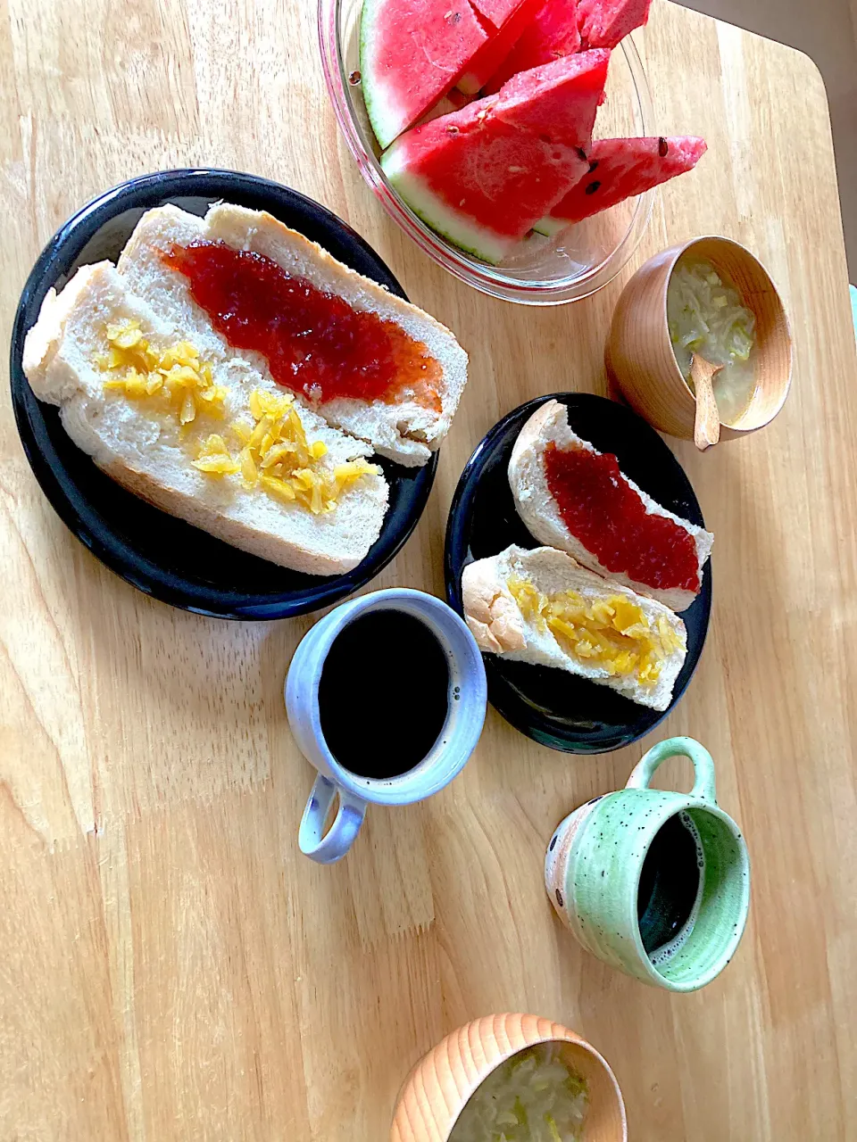 朝焼き食パン🍞に自家製ジャム２種のせて〜オニオンスープと🍉とタンポポ珈琲|さくたえさん