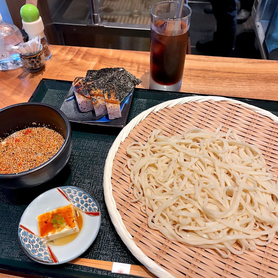 Snapdishの料理写真:博多平打ち細うどん 鯖寿司セット|T. Wonderさん