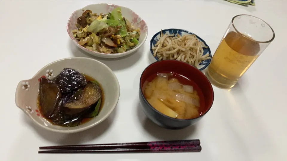 頂き物の野菜で晩御飯(*´ー｀*)☆ゴーヤチャンプルー☆茄子とピーマンの冷たい揚げ浸し☆もやしの胡麻和え☆みそ汁（じゃが芋、玉葱）|Saharaさん