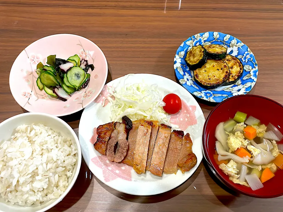 豚の味噌漬け焼　色々野菜のスープ　ズッキーニのポン酢焼き　きゅうりとタコの酢の物|おさむん17さん