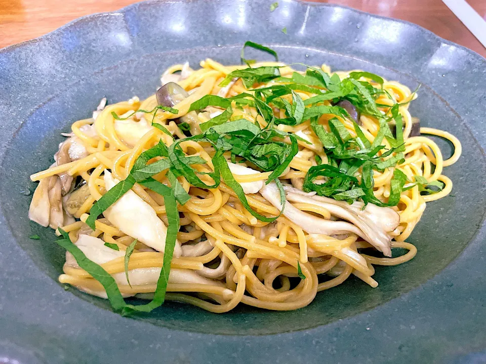 Snapdishの料理写真:なすと舞茸と大葉のパスタ|キッチンハンドたくさん