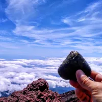 富士山山頂でおむすび🍙😊
具は鮭😊