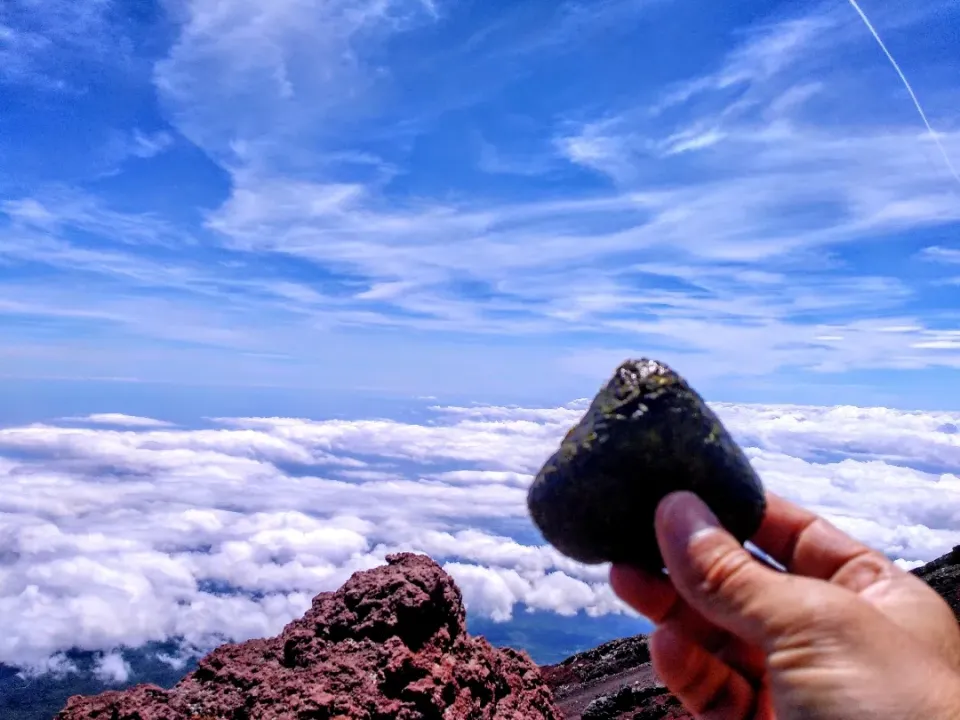 富士山山頂でおむすび🍙😊
具は鮭😊|Mitsuhiro.Sさん